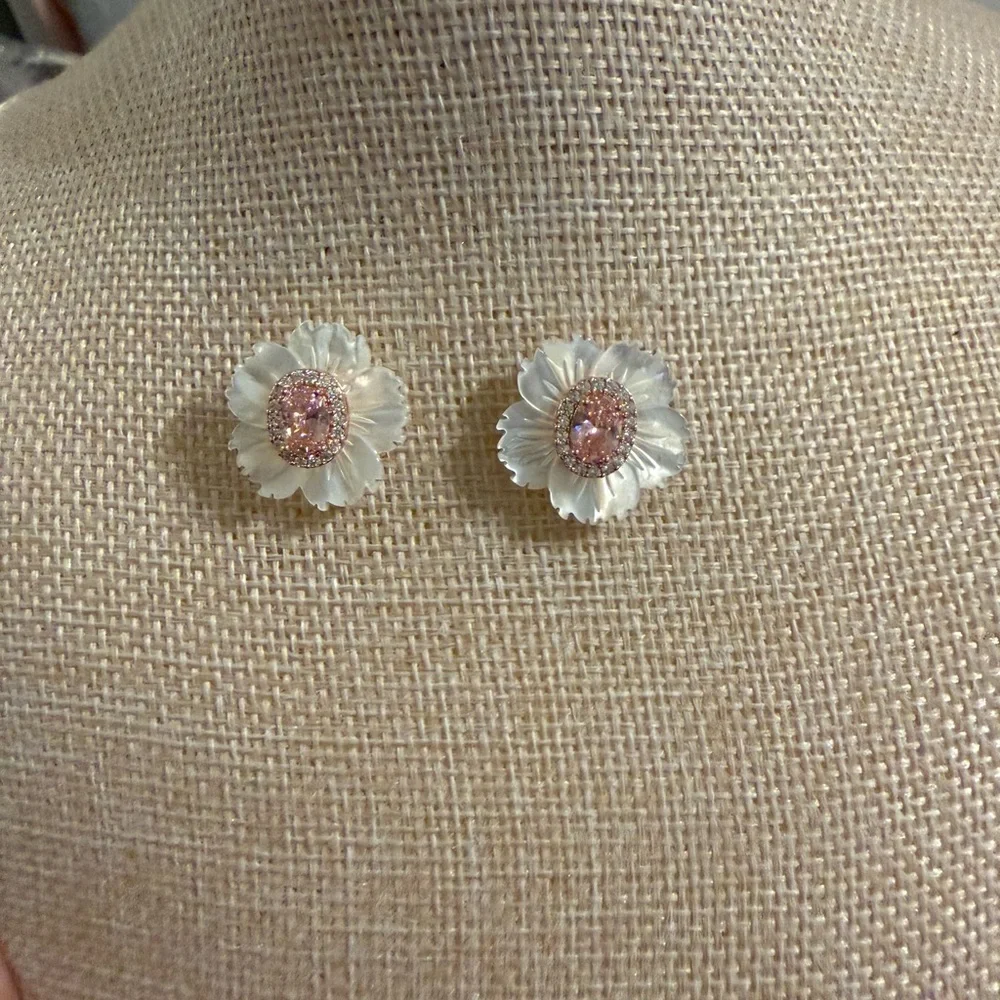 Elegant Floral White and Pink‎ Earrings